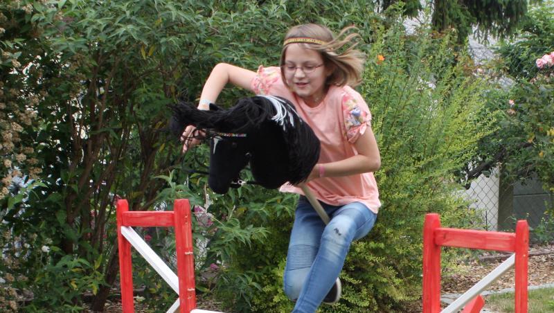 Die zehnjährige Melina Gardt beim Reittraining mit dem Steckenpferd. Die zehnjährige Melina Gardt beim Reittraining mit dem Steckenpferd.