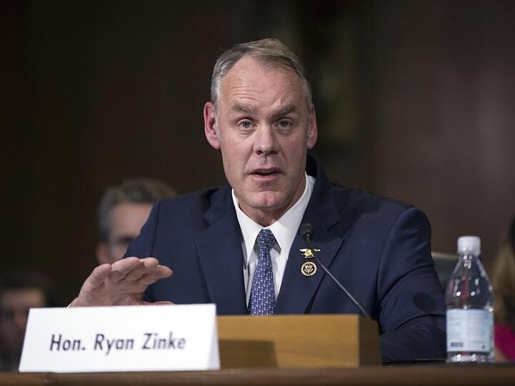 Innenminister Ryan Zinke war im März 2017 vom Senat im Amt bestätigt worden und gehört damit zu den Ministern, die sich lange unter Trump gehalten haben.