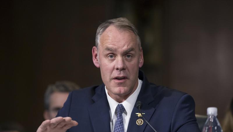 Innenminister Ryan Zinke war im März 2017 vom Senat im Amt bestätigt worden und gehört damit zu den Ministern, die sich lange unter Trump gehalten haben. Innenminister Ryan Zinke war im März 2017 vom Senat im Amt bestätigt worden und gehört damit zu den Ministern, die sich lange unter Trump gehalten haben.