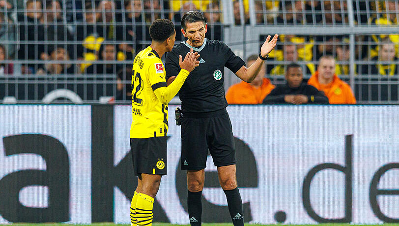 Schiedsrichter Deniz Aytekin (r.) im Gespräch mit Dortmunds Jude Bellingham.