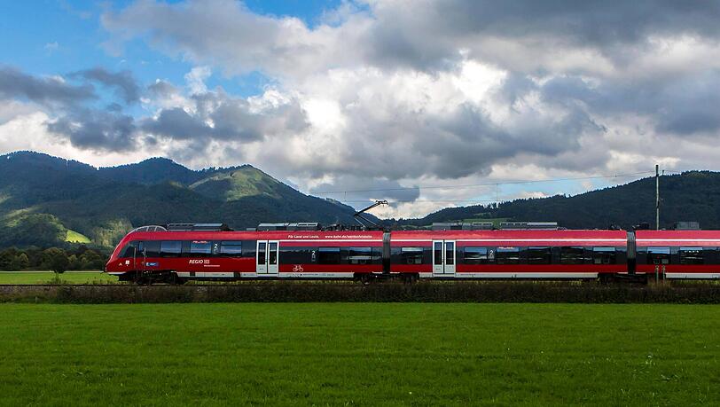 Die Bahn bringt einen in Oberbayern an viele Ziele - doch oft nicht bis zum Startpunkt einer Wanderung. Die Bahn bringt einen in Oberbayern an viele Ziele - doch oft nicht bis zum Startpunkt einer Wanderung.