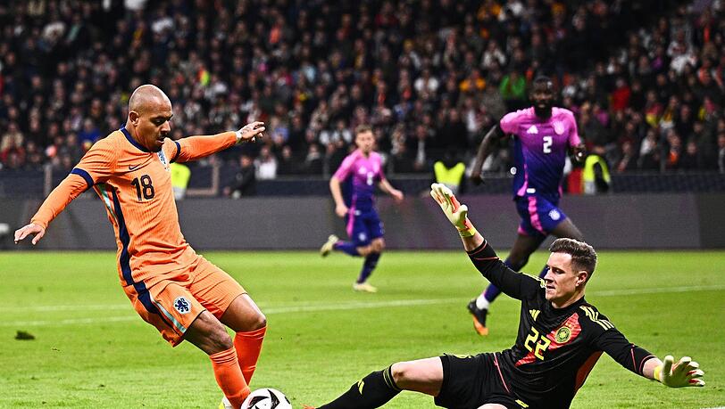 Niederlandes Donyell Malen (l) gegen Deutschlands Torwart Marc-André ter Stegen.