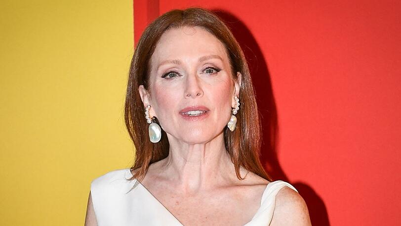 Julianne Moore zeigt sich nach der Entfernung ihres Bilderbuchs auf Schulbibliotheken schockiert.