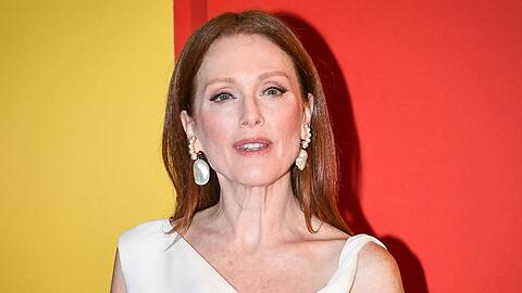 Julianne Moore zeigt sich nach der Entfernung ihres Bilderbuchs auf Schulbibliotheken schockiert.