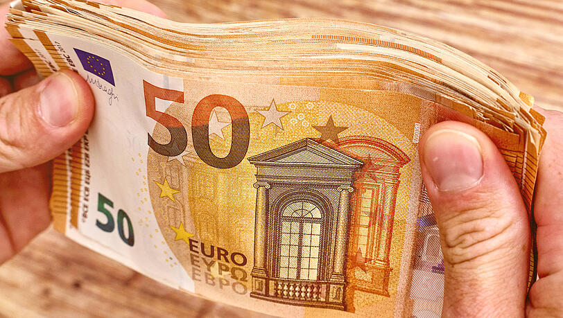 Die beiden Tatverdächtigen bezahlten in der 089 Bar mit falschen 50-Euro-Banknoten. (Symbolbild)