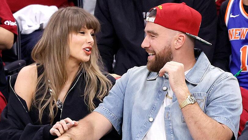 Inniger Auftritt beim NBA-Spiel: Taylor Swift und Travis Kelce genossen den Besuch im Stadion sichtlich. Inniger Auftritt beim NBA-Spiel: Taylor Swift und Travis Kelce genossen den Besuch im Stadion sichtlich.