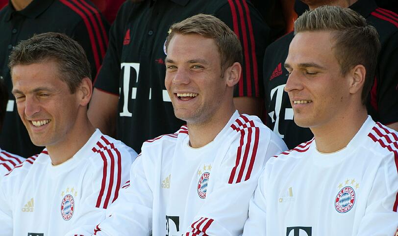 Anstrengender Tag für die Bayern-Kicker: Posing fürs Foto, dann gleich zum Training. Die Bilder von der Säbener