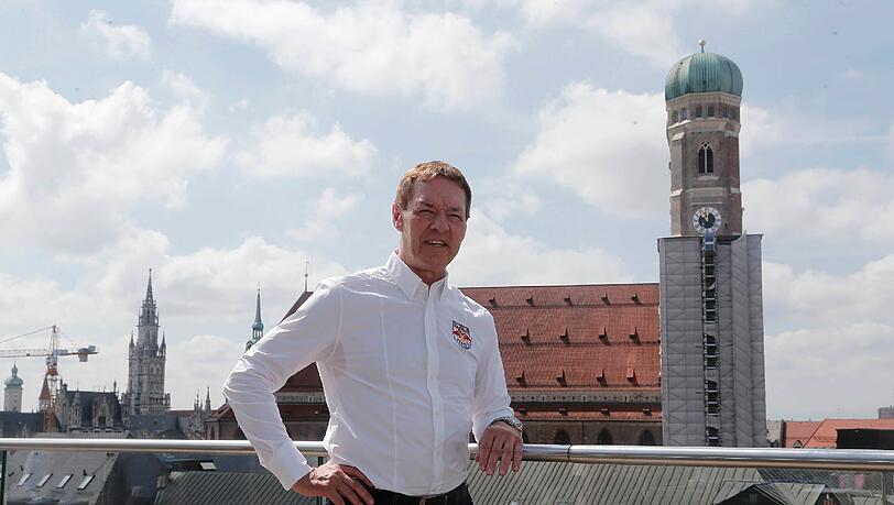 Pierre Pagé, der neue Trainer des EHC Red Bull München bei seiner offiziellen Vorstellung. Er hat mit dem EHC große Pläne. Pierre Pagé, der neue Trainer des EHC Red Bull München bei seiner offiziellen Vorstellung. Er hat mit dem EHC große Pläne.