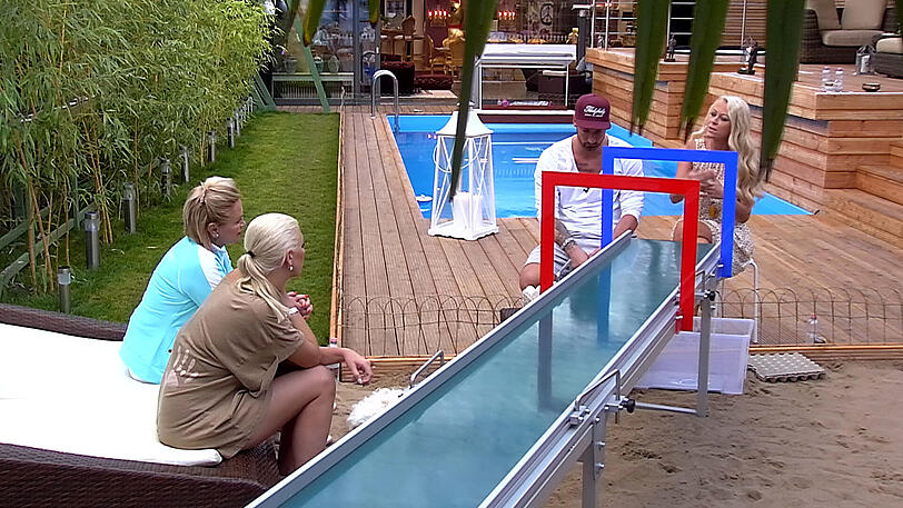 Tag 2 bei Promi-Big-Brother: David Hasselhoff schwitzt beim Morgensport, Jenny Elvers öffnet sich in ihrer Alkoholbeichte, Martin Semmelrogge zeigt sich wieder nackt