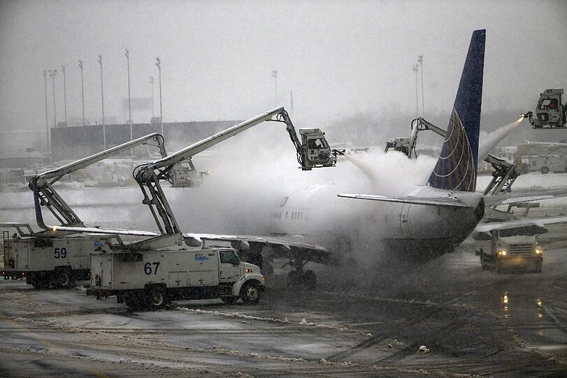 Ein United Airlines Jet muss erst ent-eist werden bevor er Starterlaubnis vom Newark Liberty International Airport bekommt.