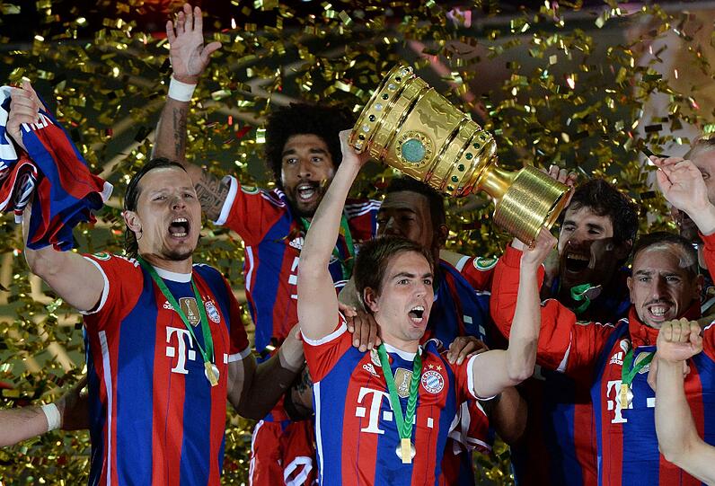 Die Bayern feiern mit dem Pott. Die schönsten Jubelbilder aus dem Berliner Olympiastadion.