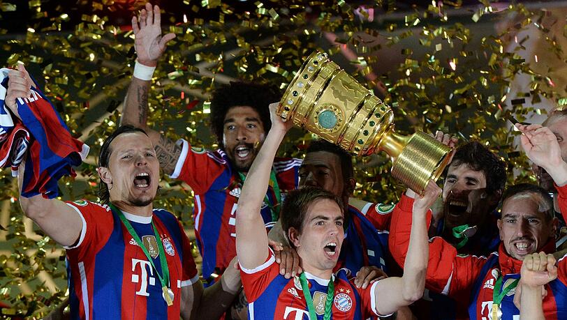 Die Bayern feiern mit dem Pott. Die schönsten Jubelbilder aus dem Berliner Olympiastadion. Die Bayern feiern mit dem Pott. Die schönsten Jubelbilder aus dem Berliner Olympiastadion.