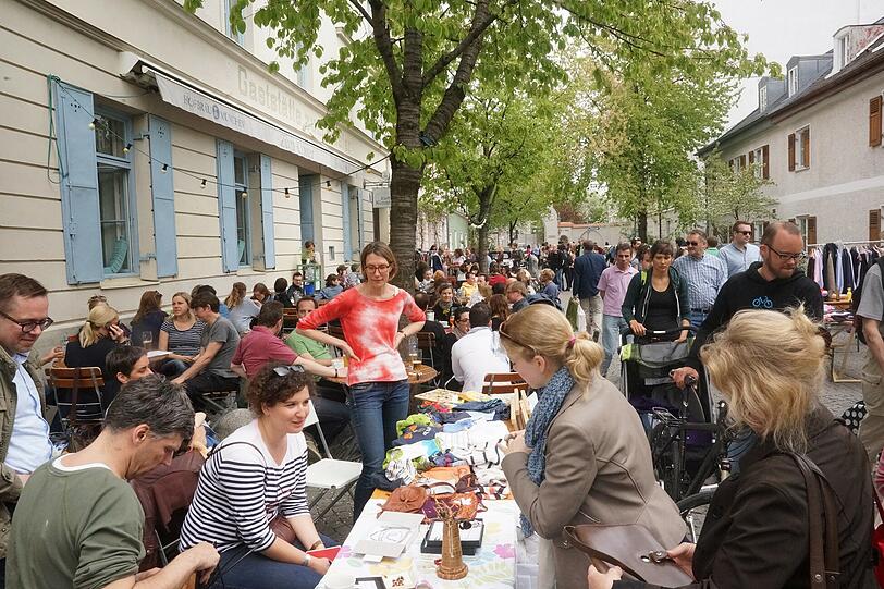 Viele Besucher auch auf dem Haidhausener Hofflomarkt.