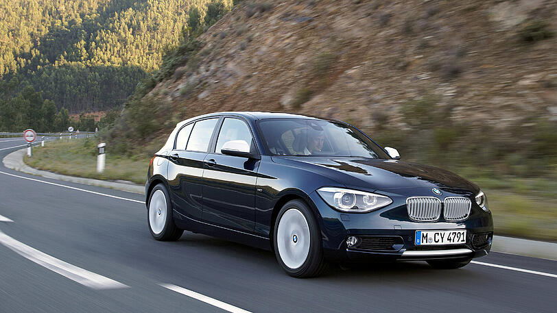 Platz 7: Hier hat sich der kompaktere 1er BMW platziert. Er wurde im Juli 3.183 Mal neu zugelassen. Als 116i mit 80 kW/109 PS und einem Normverbrauch zwischen 5,0 und 5,4 Liter ist die fünftürige Version mit Handschalter ab 25.400 Euro im Angebot. Die Fahrleistungen: 10,9 Sekunden, 195 km/h.