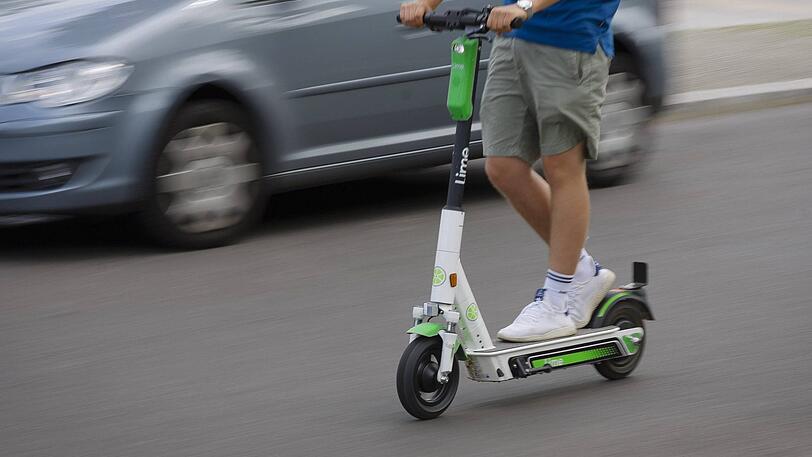 In der Einsteinstraße lieferte sich ein E-Scooter-Fahrer eine Verfolgungsjagd mit der Polizei. (Symbolfoto)