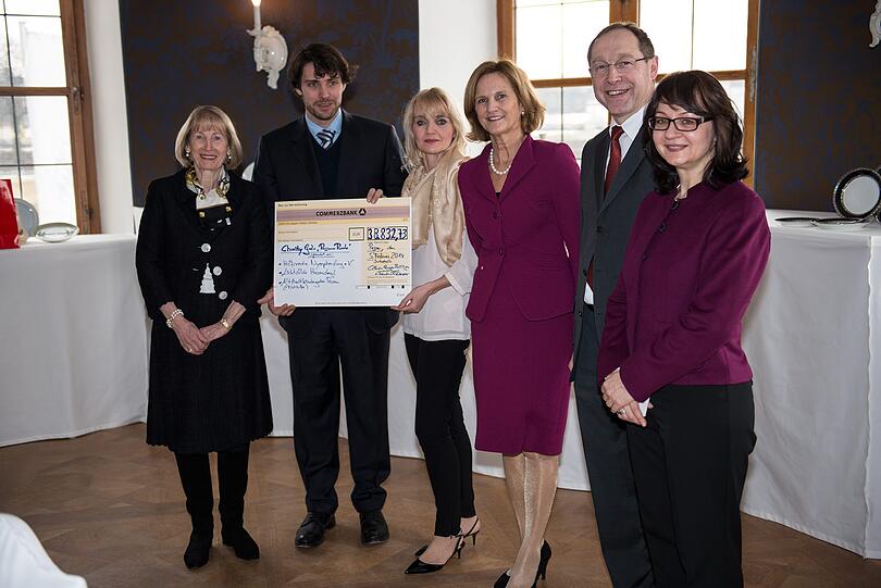 S.K.H. Prinz Ludwig von Bayern ist Schirmherr der Weihnachts Charity Gala 2013 und übergab den Scheck gemeinsam mit Karin Seehofer.