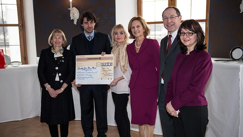 S.K.H. Prinz Ludwig von Bayern ist Schirmherr der Weihnachts Charity Gala 2013 und übergab den Scheck gemeinsam mit Karin Seehofer. S.K.H. Prinz Ludwig von Bayern ist Schirmherr der Weihnachts Charity Gala 2013 und übergab den Scheck gemeinsam mit Karin Seehofer.