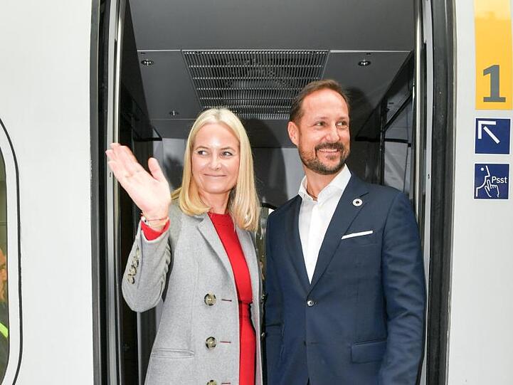 Kronprinzessin Mette-Marit und Haakon reisen mit dem Zug zur Frankfurter Buchmesse.