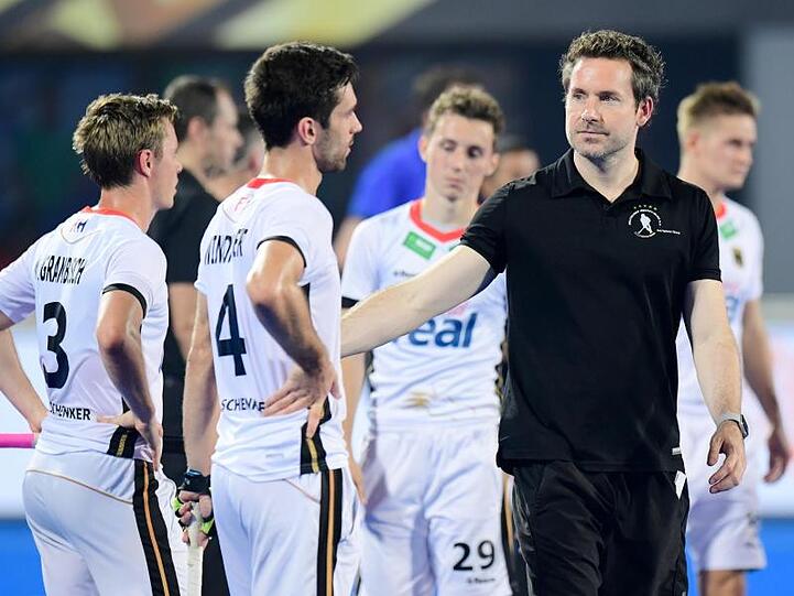 Hockey-Bundestrainer Stefan Kermas musste seine Spieler nach dem WM-Aus trösten.