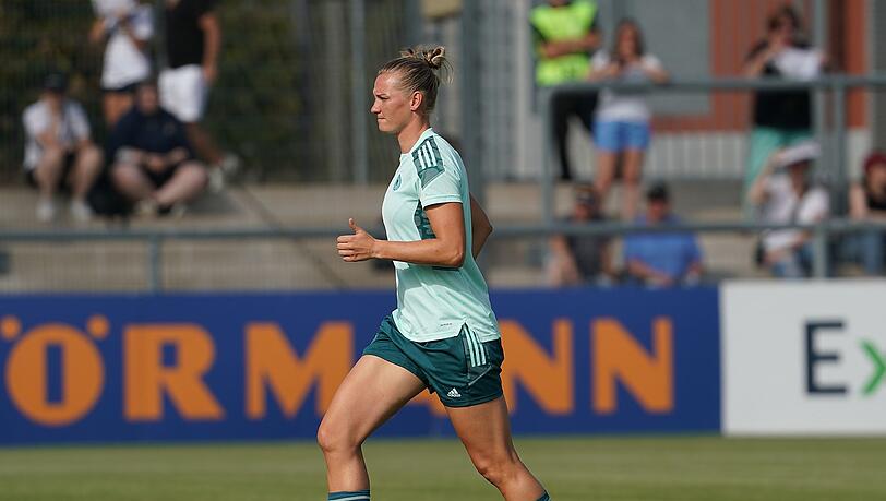 Nationalspielerin Alexandra Popp beim Auwärmen.