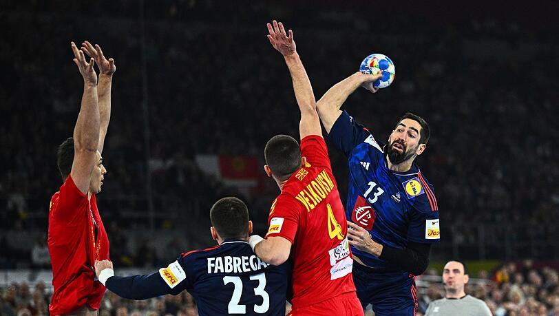 Die Franzosen um Nikola Karabatic (r) setzten sich zum Auftakt der EM gegen Nordmazedonien durch.