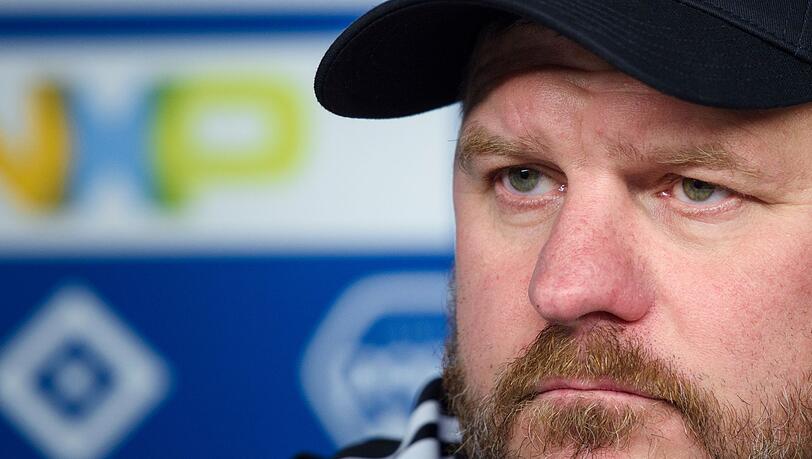 Steffen Baumgart nimmt an einer Pressekonferenz zu seiner Vorstellung als Cheftrainer des Hamburger SV teil.