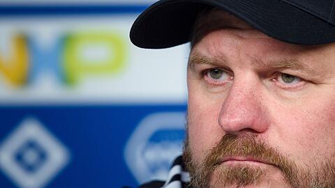 Steffen Baumgart nimmt an einer Pressekonferenz zu seiner Vorstellung als Cheftrainer des Hamburger SV teil.