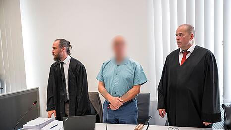 Der Angeklagte aus dem Landkreis Forchheim (hier neben seinen Anwälten) hat während des gesamten Prozesses geschwiegen. (Archivbild)