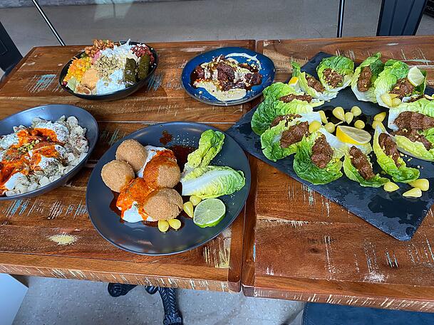 Eine bunte Tafel voller Köstlichkeiten im Casa Mo. Von rechts im Uhrzeigersinn: Cigköfte, gefüllte Bulgurbällchen, Manti, Ofenkartoffel mit Toppings und das Dattel-Dessert.