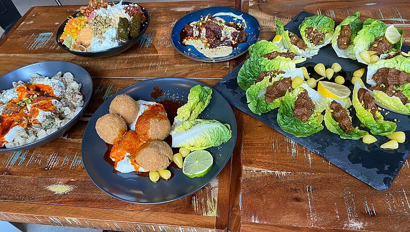 Eine bunte Tafel voller Köstlichkeiten im Casa Mo. Von rechts im Uhrzeigersinn: Cigköfte, gefüllte Bulgurbällchen, Manti, Ofenkartoffel mit Toppings und das Dattel-Dessert. Eine bunte Tafel voller Köstlichkeiten im Casa Mo. Von rechts im Uhrzeigersinn: Cigköfte, gefüllte Bulgurbällchen, Manti, Ofenkartoffel mit Toppings und das Dattel-Dessert.