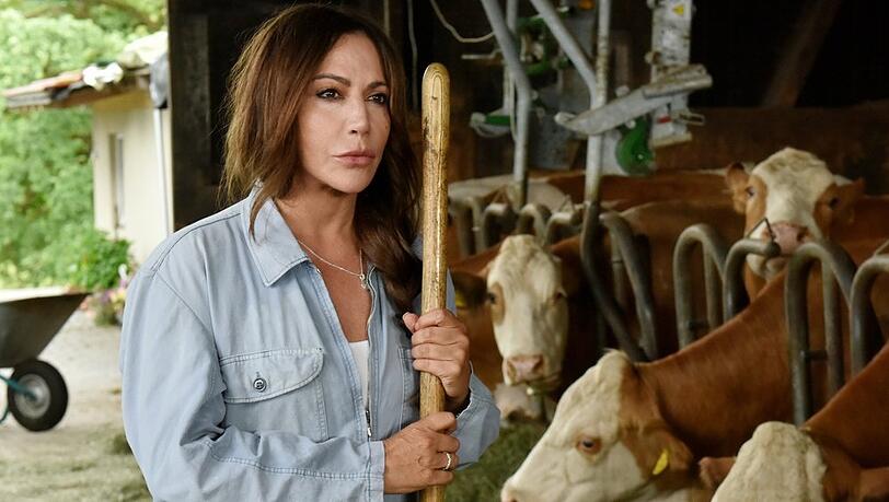 Dorfhelferin Katja (Simone Thomalla) versorgt die Tiere auf dem Bauernhof der Familie Springer. Dorfhelferin Katja (Simone Thomalla) versorgt die Tiere auf dem Bauernhof der Familie Springer.