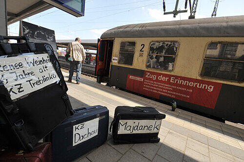 Noch bis zum 9. Mai macht die Wanderausstellung &bdquo;Zug der Erinnerung&ldquo; Station auf Gleis 1 im Nürnberger Hauptbahnhof.