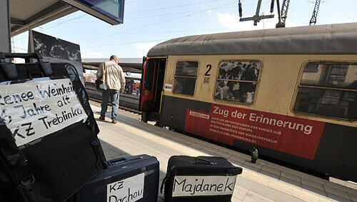 Noch bis zum 9. Mai macht die Wanderausstellung „Zug der Erinnerung“ Station auf Gleis 1 im Nürnberger Hauptbahnhof. Noch bis zum 9. Mai macht die Wanderausstellung „Zug der Erinnerung“ Station auf Gleis 1 im Nürnberger Hauptbahnhof.