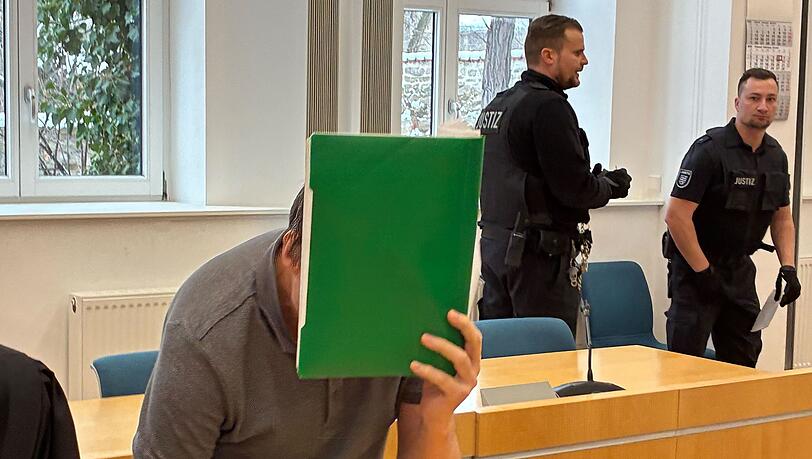 Der fr&uuml;here Lehrer wurde wegen dutzendfachen Missbrauchs von Sch&uuml;lerinnen zu mehreren Jahren Haft verurteilt.