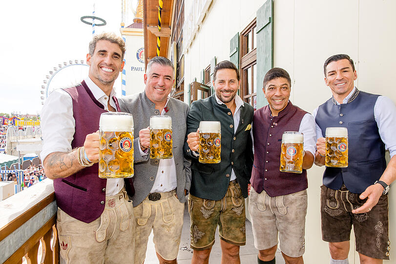 Bayern-Legenden auf der Wiesn: Javi Martinez, Roy Makaay, Claudio Pizarro, Giovane Elber und Lucio. Bayern-Legenden auf der Wiesn: Javi Martinez, Roy Makaay, Claudio Pizarro, Giovane Elber und Lucio.