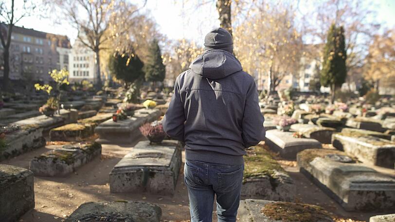 Für gläubige Halloween-Fans ist am nächsten Tag allerdings frühes Aufstehen angesagt: Allerheiligen steht an. An dem Feiertag wird der Toten gedacht, der Friedhofsbesuch gehört dazu. "Halloween" bedeutet übrigens nichts anderes: "All Hallows' Eve", so die unverkürzte Bezeichnung, heißt übersetzt "Vorabend zu Allerheiligen". Für gläubige Halloween-Fans ist am nächsten Tag allerdings frühes Aufstehen angesagt: Allerheiligen steht an. An dem Feiertag wird der Toten gedacht, der Friedhofsbesuch gehört dazu. "Halloween" bedeutet übrigens nichts anderes: "All Hallows' Eve", so die unverkürzte Bezeichnung, heißt übersetzt "Vorabend zu Allerheiligen".
