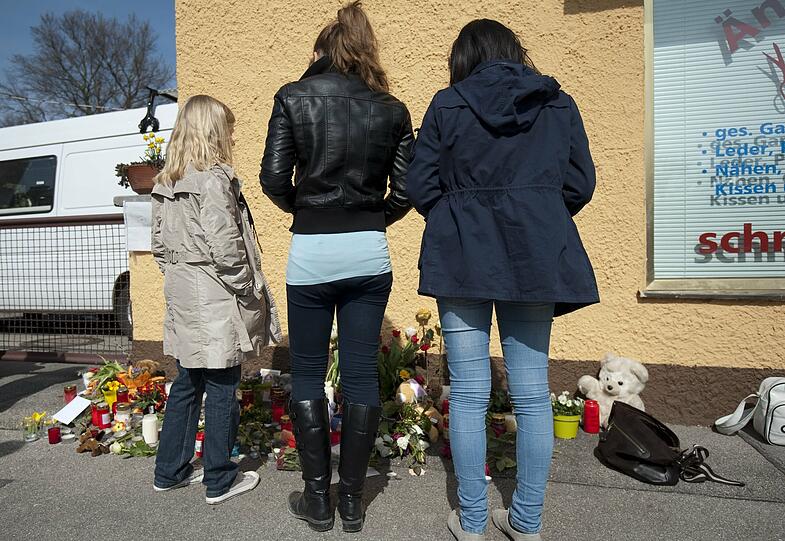 Jessica: Fassungslos und sprachlos über eine solche Tat kann ich nur mein tief empfundenes Beileid aussprechen.
Es gibt keine Worte für so ein Verbrechen, es ist nicht zu fassen.
Mögen ihre Kinder in Frieden ruhen und ihnen von dort wo sie nun sind Kraft geben.