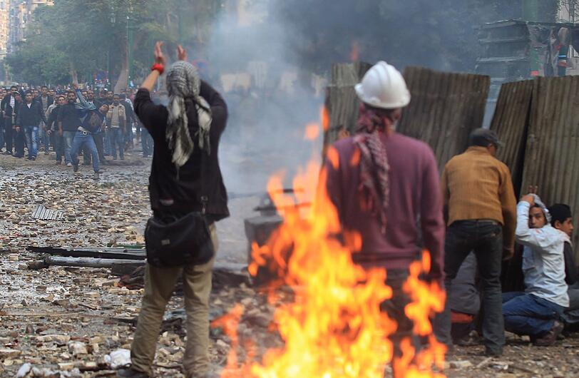 Demonstranten und Angehörige der Sicherheitskräfte
sind am Sonntag rund um den Tahrir-Platz in Kairo wieder mit Steinen
aufeinander losgegangen.