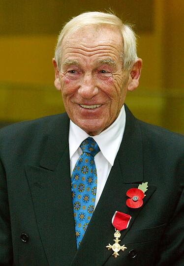 In Deutschland nur Fußball-Kennern ein Begriff, in England einer der beliebtesten und bekanntesten Torhüter der Geschichte. Bernd Trautmann erhielt später sogar den Orden des "Officers of the British Empire".