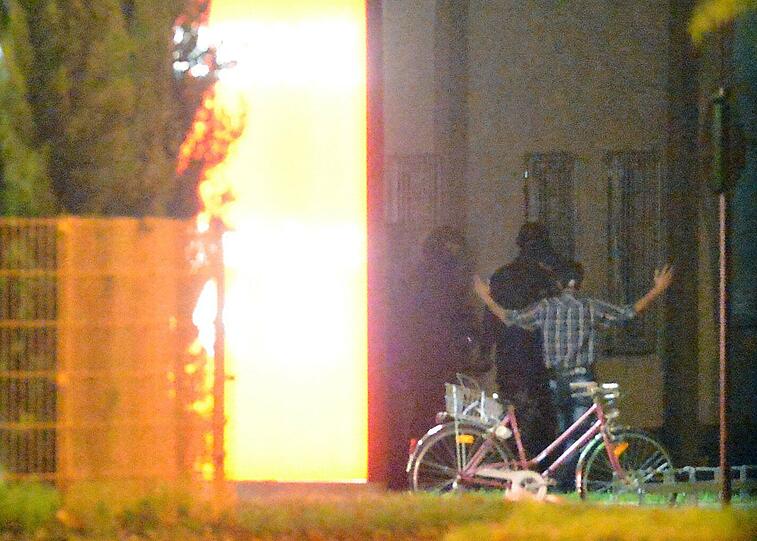 Mit erhobenen Händen kommt ein Mann auf die SEK-Beamten zu, im Hintergrund lauern Heckenschützen der Polizei. Die Beamten nehmen den Mann fest, es ist aber nicht der Täter, der sich in einem Imbiss in Freiburg veschanzt hat.