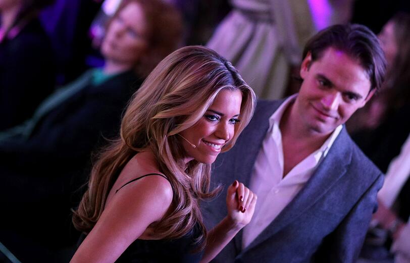 Geschwister: Sylvie Meis (l) und ihr Bruder Daniel tanzen im Coloneum in Köln in der RTL-Tanzshow "Let's Dance - Let's Christmas" während einer Pause.