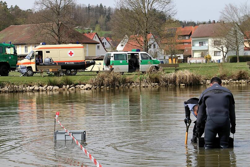 Polizisten durchsuchen den Stadtweiher in Heideck nach weiteren Schmuckstücken.