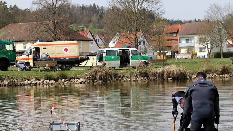 Polizisten durchsuchen den Stadtweiher in Heideck nach weiteren Schmuckstücken.