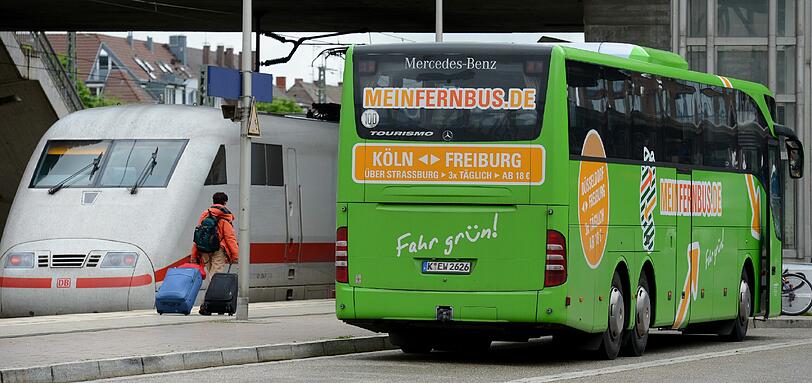 Die Preise für Fernbus-Tickets werden wohl leicht ansteigen, während die Deutsche Bahn ihre Preise weitestgehend stabil halten will.