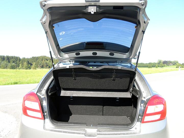 Reichlich Platz: Der Kofferraum des Suzuki Baleno fasst mindestens 355 und maximal 1.085 Liter - das sind ordentliche Werte.