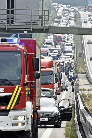 Mega-Stau am Irschenberg: Zwei Lkw krachten am Freitagvormittag ineinander &ndash; die Bilder vom Rettungseinsatz.