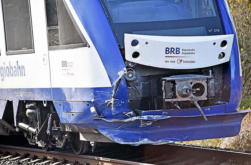 Der Regionalzug rammte den Wagen, als dieser gerade die Gleise überquerte. Beide Insassen starben noch am Unfallort.