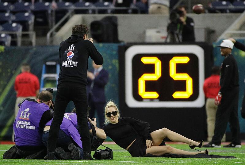 Lady Gaga posierte schon vor dem Match lasziv in Stadion.