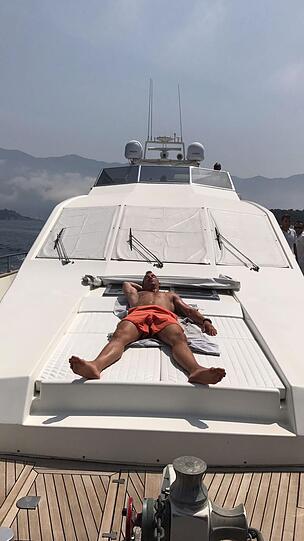 Mario Daser chillt auf einer Yacht vor Kapstadt