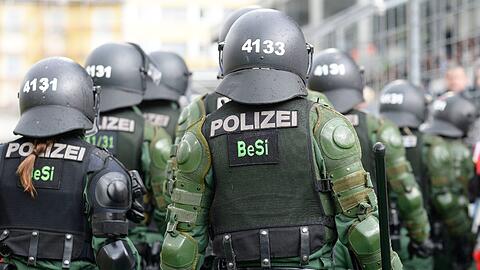 Robustes Auftreten: Polizeikräfte im Grünwalder Stadion. (Symbolbild)